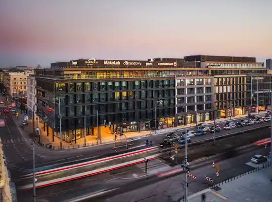 Przestrzeń coworkingowa od firmy Memos w biurowcu Ogrodowa Office w Łodzi