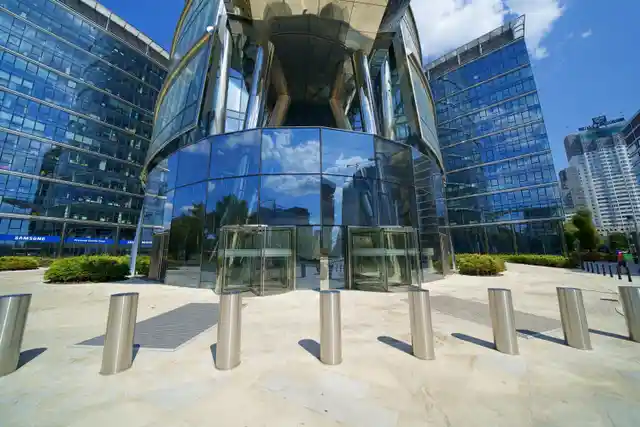 myhive Warsaw Spire Budynek A - Wieża - Biura serwisowane, Europejski 1, Warszawa, Wola