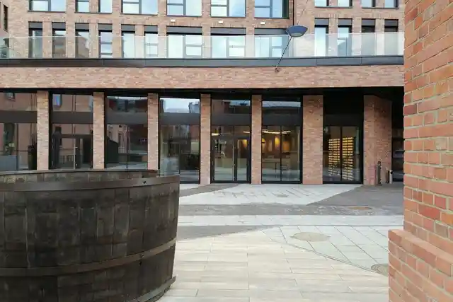 Monopol M - Biura serwisowane, Plac Konesera 12, Warszawa, Praga