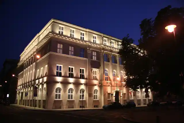 Plac Dąbrowskiego 1, Dąbrowskiego 1, Warszawa, Centrum