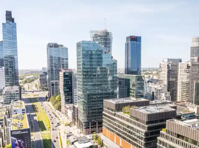 Wieżowiec Skanska rośnie w sercu Warszawy – na budynku zawisła już wiecha
