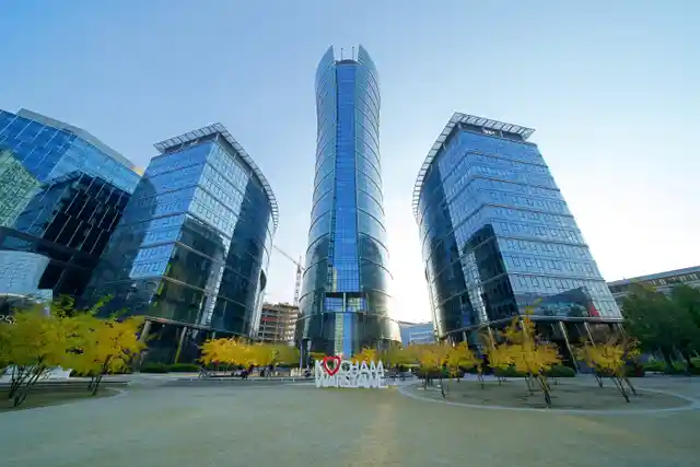 myhive Warsaw Spire Budynek A - Wieża, Europejski 1, Warsaw, Wola